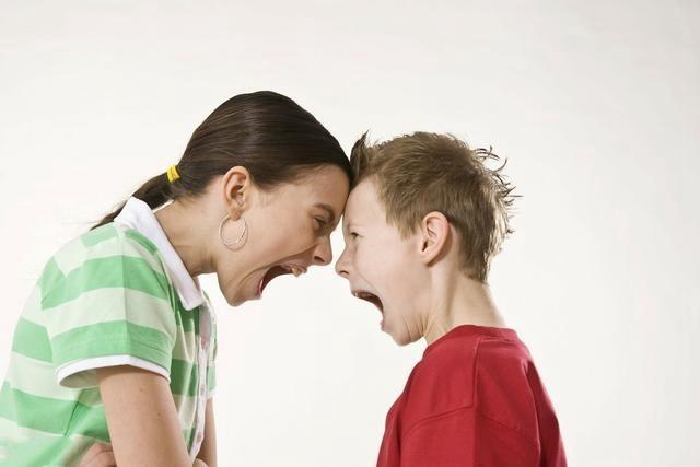 孩子经常大喊大叫暴躁，孩子总是发脾气很暴躁是怎么回事（父母得懂“情绪法则”）