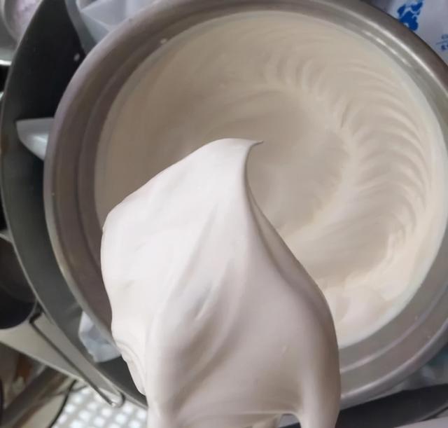 蛋糕奶油怎么制作，蛋糕奶油的制作方法（重庆欧艺培训学校告诉你两个小妙招）