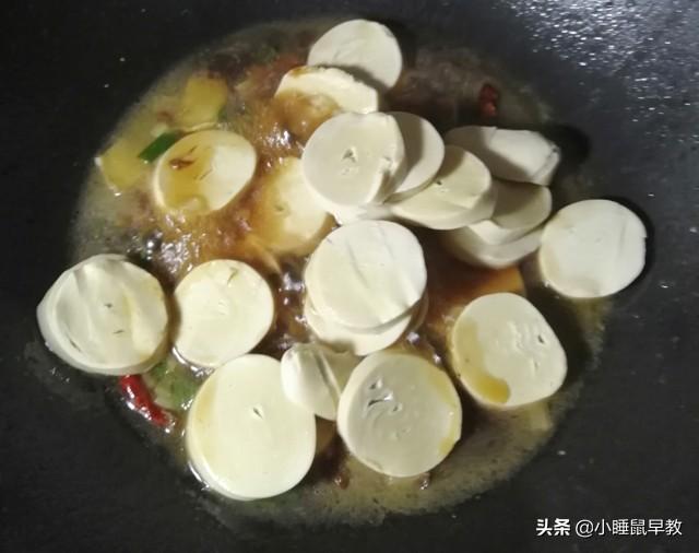 青椒炒素鸡的家常做法，青椒鸡怎么炒好吃家常做法（家常青椒炒素鸡）