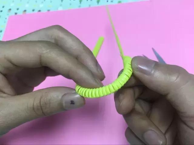 毛毛虫手工制作，橡皮泥手工毛毛虫的做法（10款最简单的毛毛虫手工制作教程）