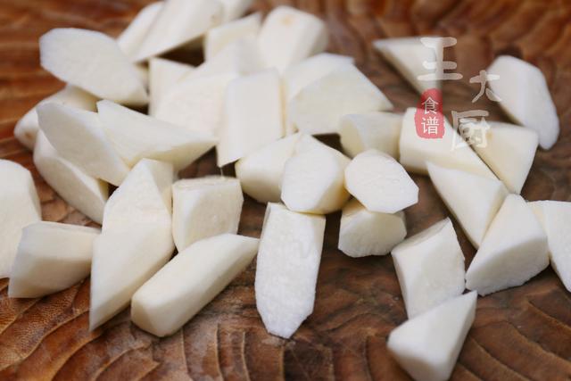 拔丝山药怎么做，山药最简单的家庭做法（掌握好你也可以轻松做出拔丝菜）
