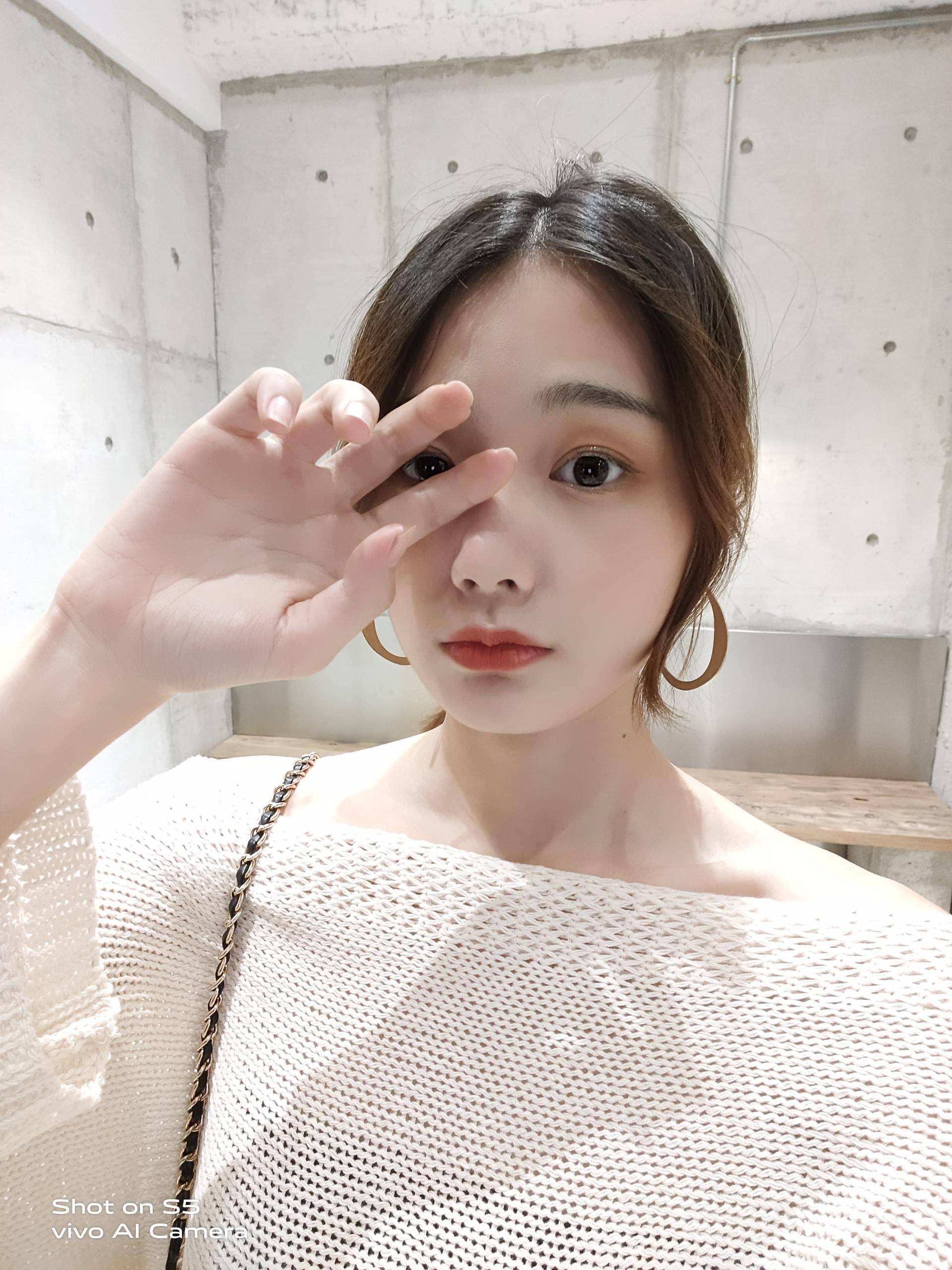 用手挡脸,托脸,照片自然好看