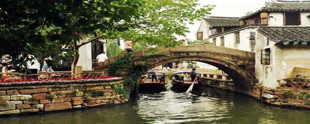 周庄在哪里，周庄古镇和乌镇属于哪里呢（周庄和同里哪个值得去）