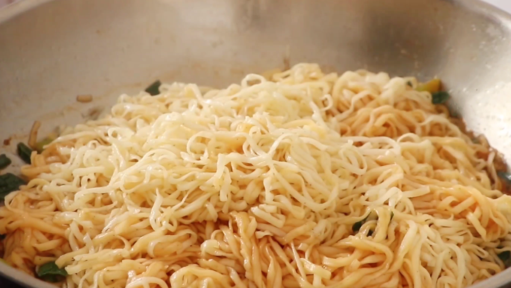 圖片[6]-【蒜苗燜面】做法步驟圖 勁道爽滑又入味 一大盆不夠吃-起舞食譜網