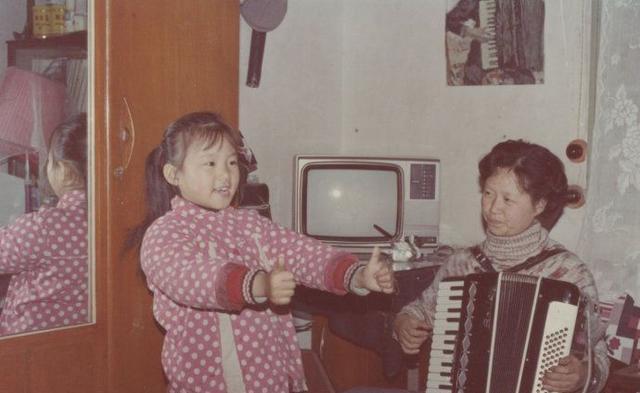 龚琳娜年轻时候唱歌，开挂的龚琳娜：5岁登台