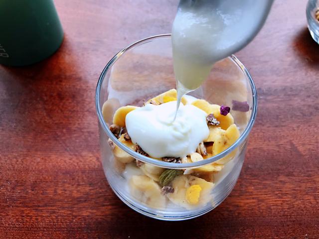 怎么自制老酸奶，自制老酸奶简单步骤（在家也能做出浓稠拉丝的老酸奶）