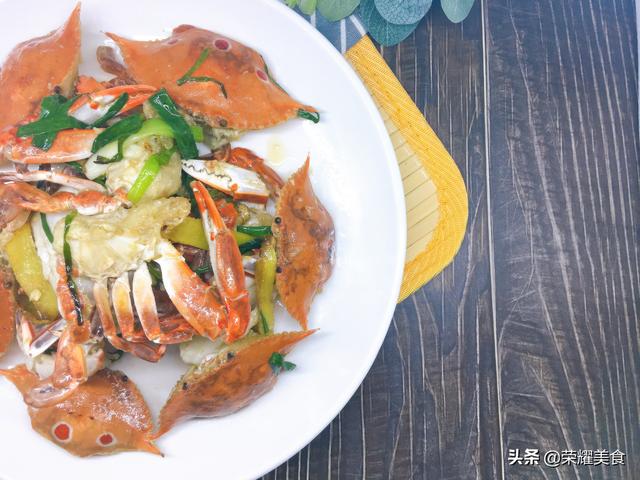 姜葱炒蟹怎么做，爆炒螃蟹怎么做好吃又简单（花蟹怎么做才能对得起它鲜美嫩滑的蟹肉）