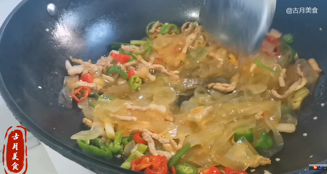 拉皮肉丝的做法，拉皮肉丝的拉皮是什么做的（古月做家庭版拉皮肉丝）