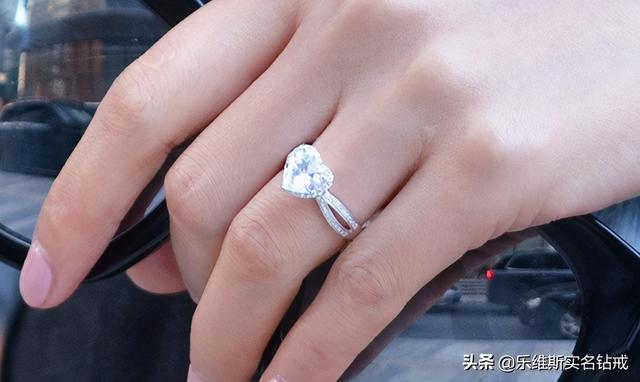 已婚女士戒指戴左手还是右手，男左女右戒指的戴法和意义（不同手指佩戴戒指的含义是什么）
