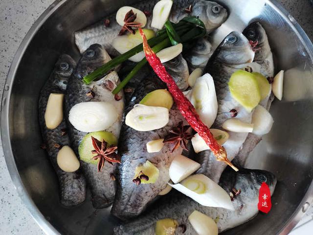 酥鱼的做法和配料，酥鱼的做法和配料炸鱼起（鱼刺变得绵软不必吐剌了）