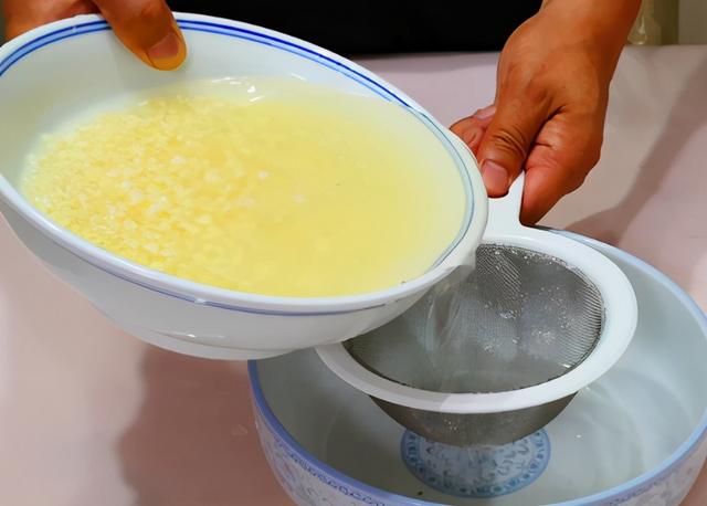 蒜蓉的制作方法，蒜蓉饼的制作方法（蒜蓉不苦不发黑）