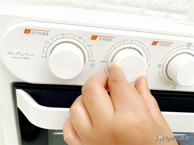 炸薯条的制作方法，如何制作家庭版炸薯条（几滴油炸出一大盘薯条）