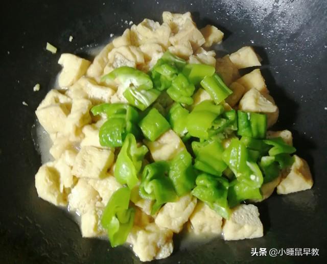 青椒油豆腐的做法,青椒油豆腐的做法視頻(做出的家常青椒豆腐泡)