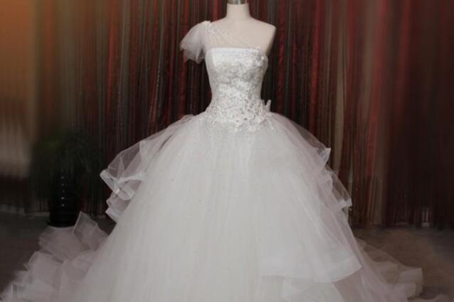 婚纱的款式与分类图片，婚纱常见款式（帮你挑选更适合自己的婚纱）