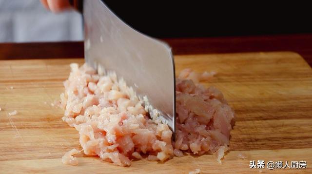 水煮丸子的做法猪肉丸子，丸子汤怎么做好吃又简单（鸡脯肉做丸子吃着太柴）