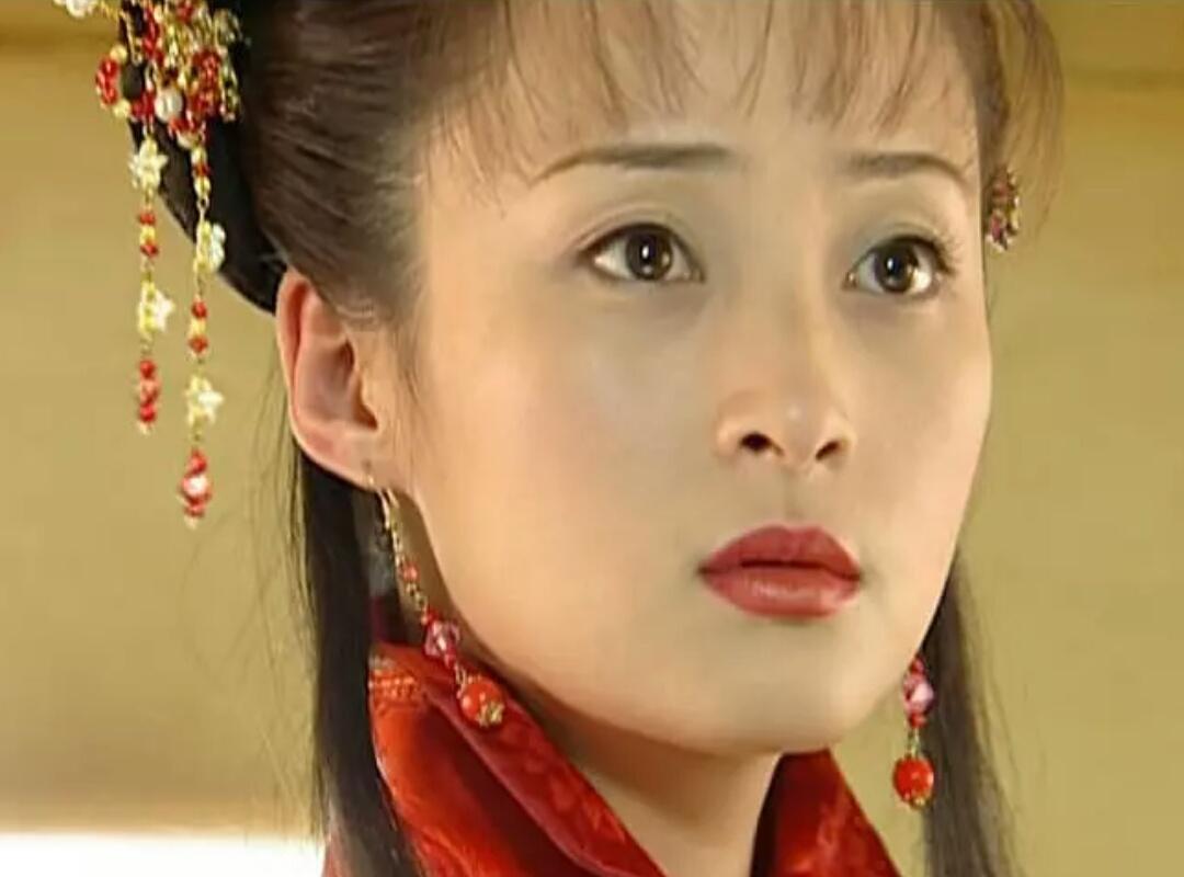 在《还珠格格3》中夏盈盈由蒋勤勤扮演,琼瑶自《苍天有泪》后多次为她