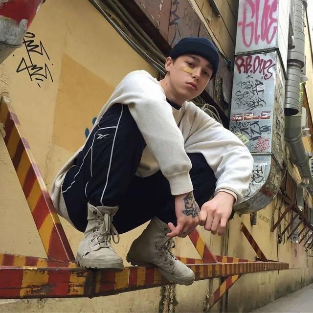 失恋的男生必用头像微信，失恋的男生必用头像（男生头像丨放手舍不得）