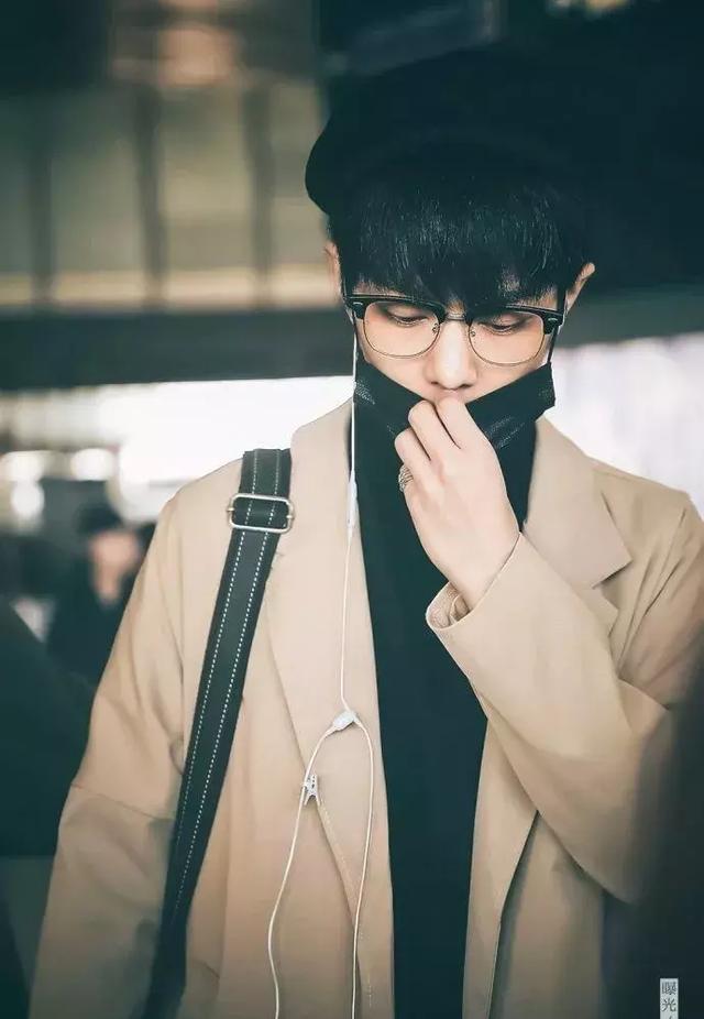 ckj眼镜架属于什么档次，ckj眼镜是什么价位（肖战在眼睛上动了什么手脚）