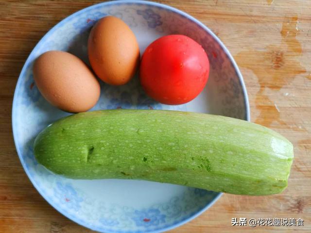 浆糊饼的家常做法，浆糊饼的家常做法视频（教你做西葫芦牛奶小饼）