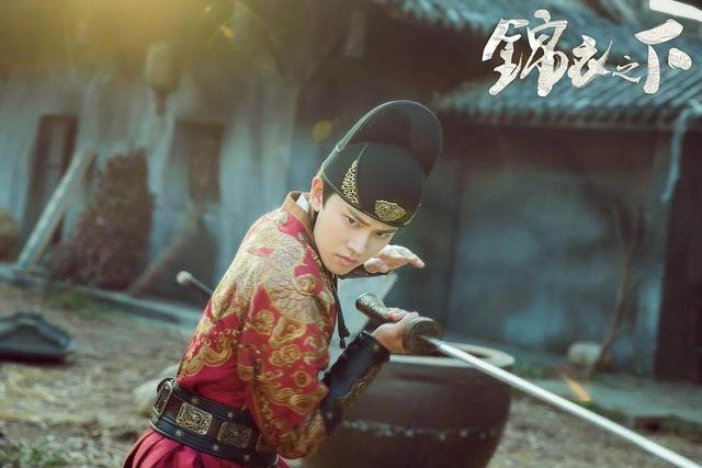 锦衣之下好看吗，电视剧锦衣之下好看吗（令人上头的《锦衣之下》被压了两年）