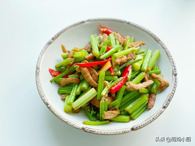 小芹菜炒肉的做法,小芹菜炒肉圖片(山東芹菜炒肉的家常做法)