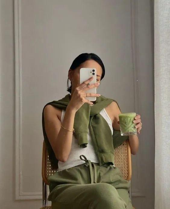 橄榄绿是什么颜色，翡翠橄榄绿是什么颜色（橄榄绿正在悄悄的流行…）