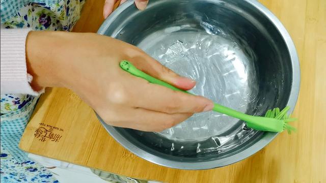 铁盆可以放烤箱吗，铁盆能不能放烤箱（不用打蛋器也能做蛋糕）