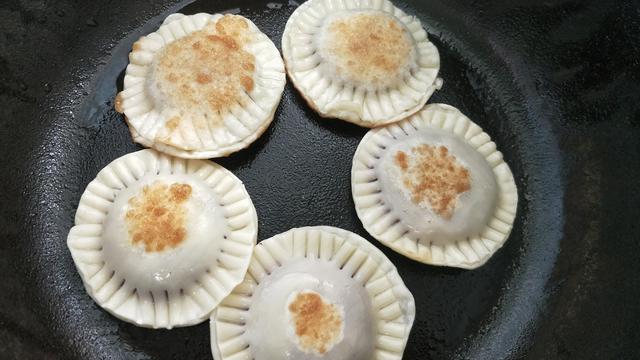 紫薯饼的做法，空气炸锅紫薯饼的做法（好吃不腻的紫薯饼简单做法）