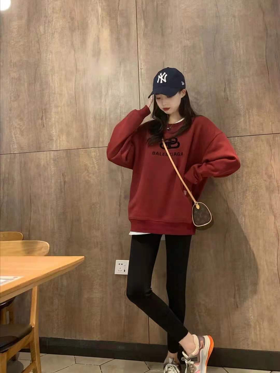 红色卫衣配什么裤子好看,红卫衣怎么穿搭好看