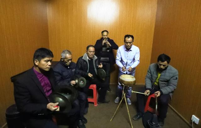 学吹唢呐最快的方法，怎样快速学会吹唢呐（在信丰传了四代人的唢呐）