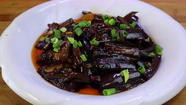 茄子怎么炒好吃，炒茄子怎么做好吃简单做法（茄子鲜香下饭不油腻）