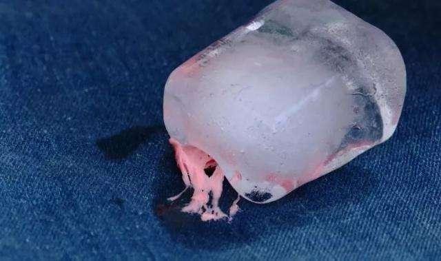 黑色墨水染在衣服上怎样去除，黑墨水弄到衣服上怎么洗掉（衣服粘上了泡泡糖、衣服滴上了蓝墨水）