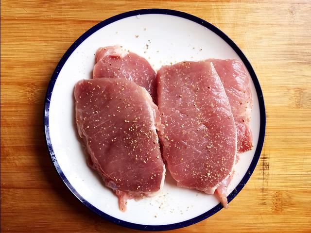 猪排盖饭怎么做，猪排盖饭怎么做好吃又简单（好吃到没话说的猪排盖浇饭）