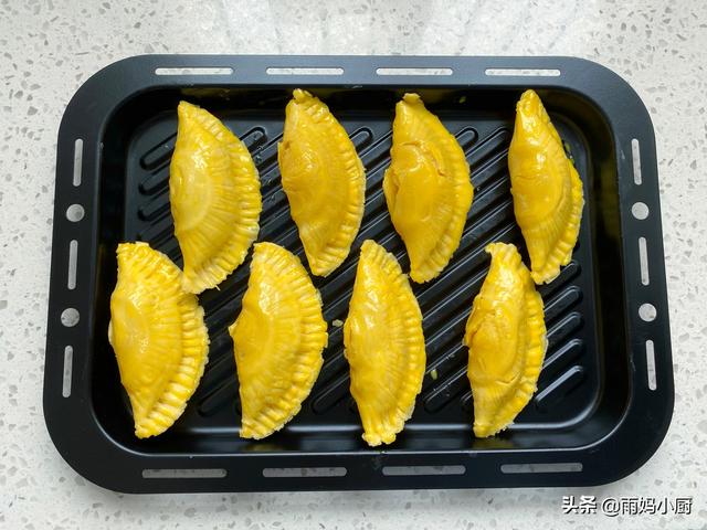 蛋挞菠萝酥制作方法，蛋挞皮菠萝包的做法（香酥掉渣的菠萝酥）