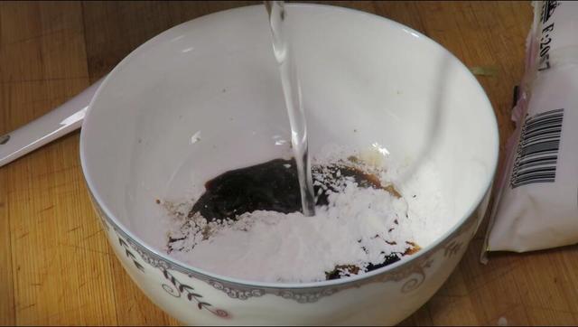 辣椒炒猪肝怎么炒好吃，猪肝炒辣椒怎样炒（直接下锅炒就大错特错了）