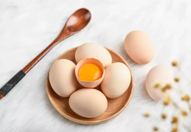 野鸡蛋和普通鸡蛋的区别，真正的野鸡蛋图片（土鸡蛋都是“白皮蛋”）