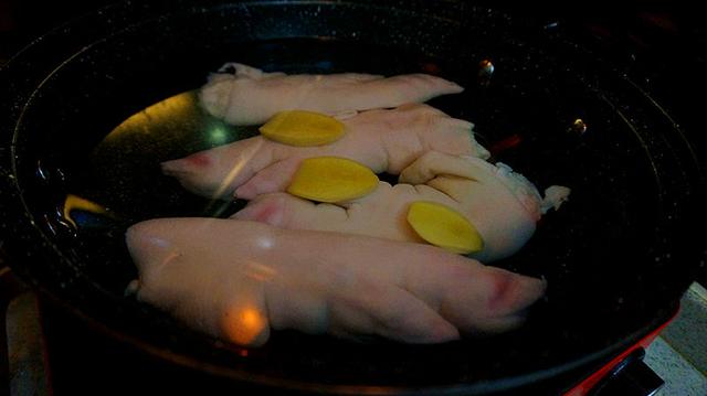 猪蹄冻的家常做法，猪蹄肉冻的家常做法（美味食谱-猪蹄冻的做法）