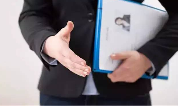 做什么工作的高情商回复，职场高情商回复（面试官：对于家庭与事业）