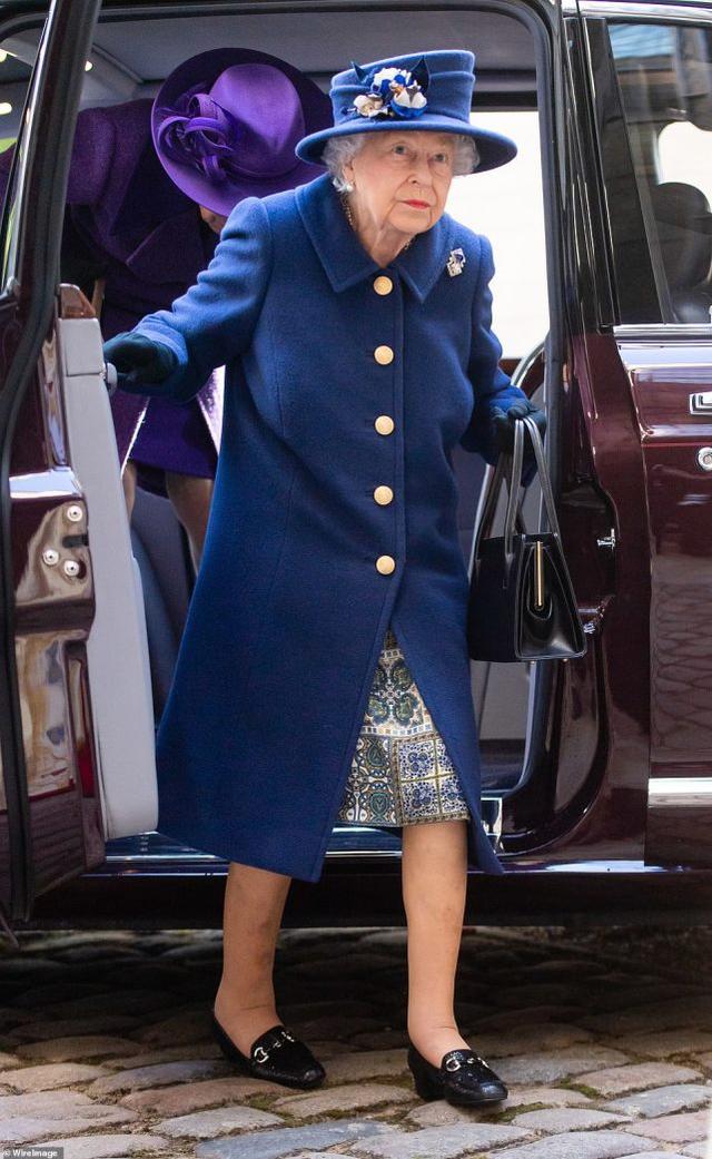 世界知名的游轮介绍，世界五大游轮（95岁女王穿皇家蓝外套现身）