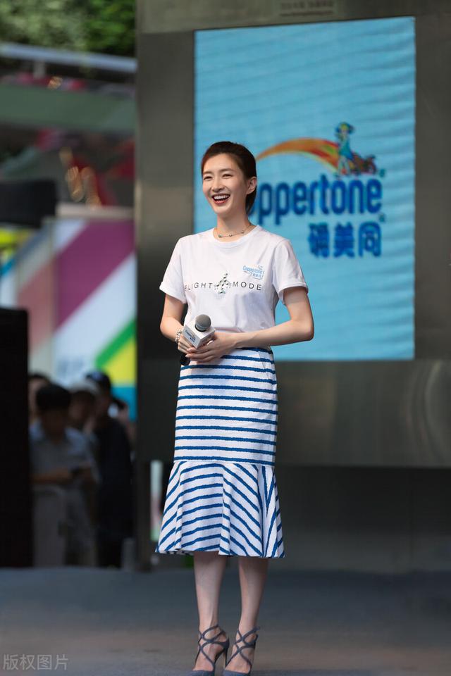 连体裤怎么搭配更迷人眼，连体裤怎么搭配更迷人眼镜男（橘色镂空连体裤配锁骨发）