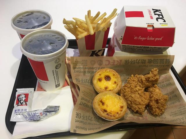 KFC脆皮甜筒怎么做，肯德基甜筒是什么做的（肯德基\u0026麦当劳谁更刚）