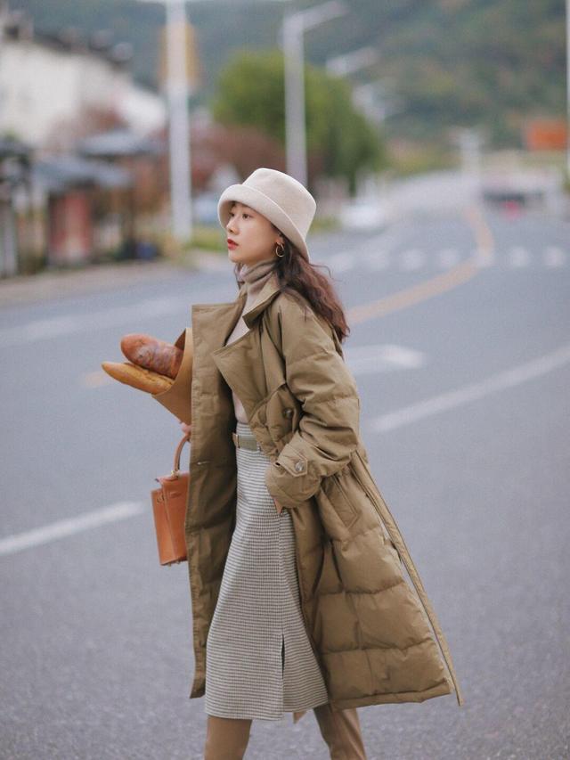 长款羽绒服图片，中长款羽绒服（这个冬天“长款羽绒服”又火了）