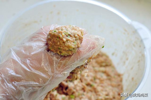 羊肉丸子火锅怎么做，羊肉丸子火锅的做法（做火锅羊肉丸子它是重要配料）