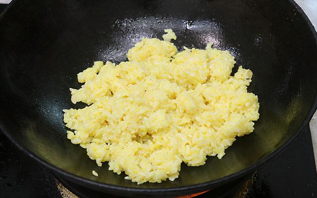 黄金蛋炒饭的做法，蛋炒饭制作方法步骤（无人问津的冷饭瞬间变成香饽饽）