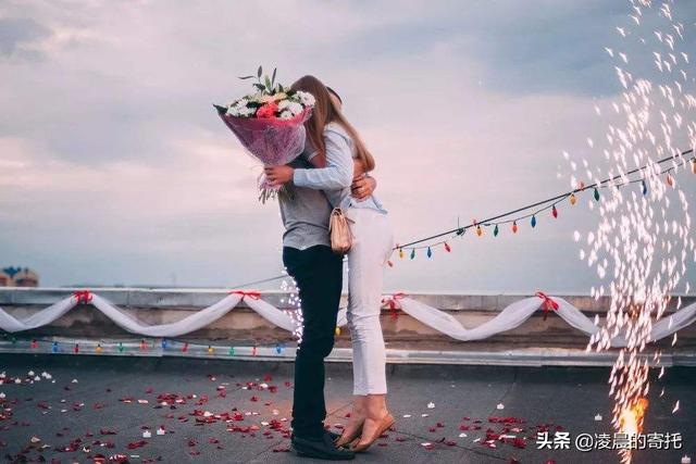 求婚是跪左腿还是右腿，求婚跪左腿还是右腿（几个方法教你如何求婚）