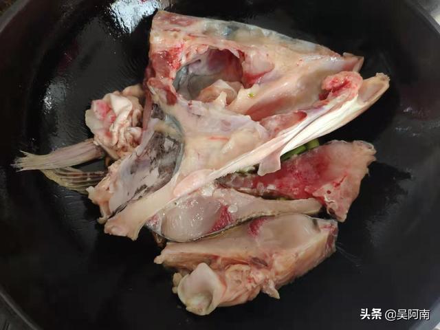 熬鱼汤怎么做，熬鱼汤怎么做好喝又有营养（大厨教你做鱼汤的正宗做法）