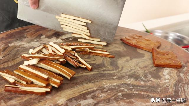 芹菜炒香干的做法，芹菜炒香干的做法的手抄报（上桌比荤菜更受欢迎）