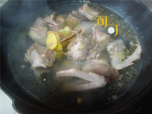 笋干老鸭煲的做法，笋干老鸭煲的做法 最正宗的做法（买只老鸭加笋干和木耳一起炖着吃）