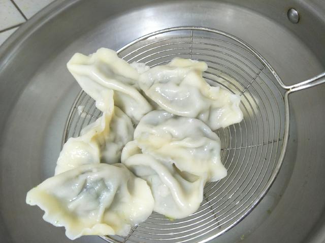 冷冻水饺的正确方法煮法，冻饺子的正确煮法是什么（是冷水煮还是热水煮）