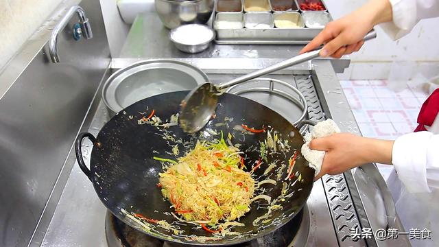 炒粉丝的家常做法，粉丝怎么炒好吃又简单（厨师长教你家常炒米粉做法）